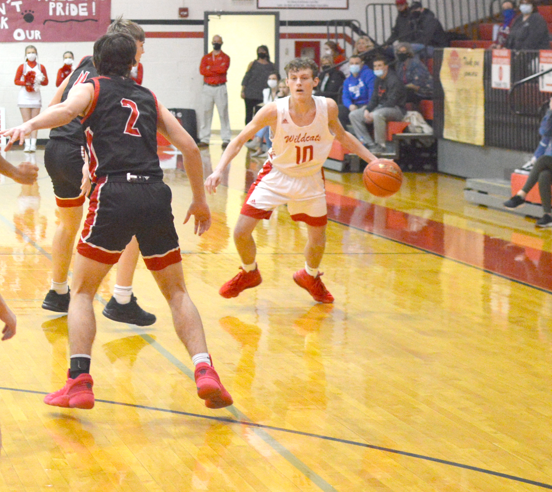 Mason Askren looks for an opening to drive the ball to the hoop. Photo by Sam McClanahan