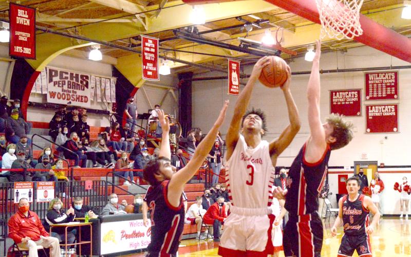 Tredyn Thomas shoots in heavy traffic. Photo by Sam McClanahan
