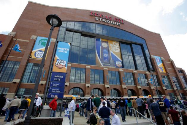 Fans arrive at Lucas Oil Stadium before a men's NCAA Final Four semifinal college basketball game between Butler and Michigan State Saturday, April 3, 2010, in Indianapolis. (AP Photo/Amy Sancetta) 