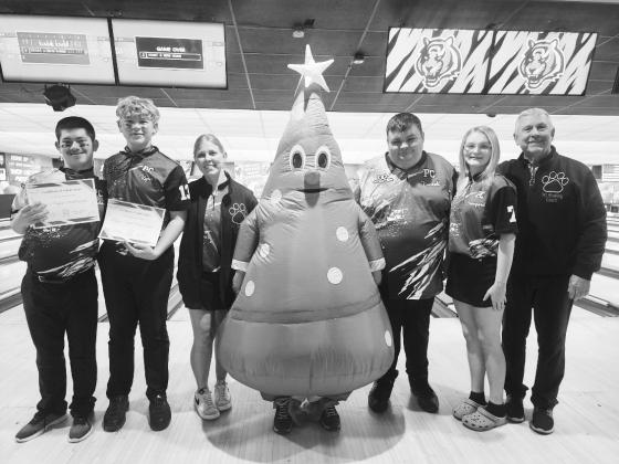 Pictured from left: Unified Team winners Jordan Ewers, Kyan Brewer, Coach Amber Brewer, Christmas Tree, Dylan Beckett, Maddie Crawford and Head Coach Ronnie Hutchison. Photo provided by Rhonda Hutchison.